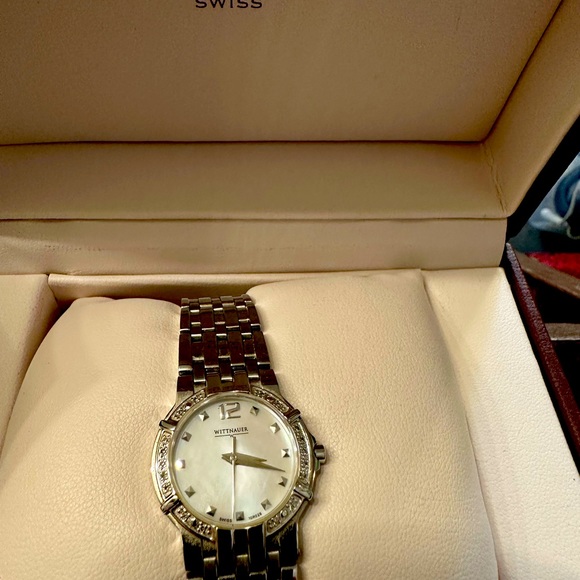 New Woman’s WITTNAUER WARWICK W/ DIAMONDS Watch/case,owners guide,new battery - Picture 2 of 7